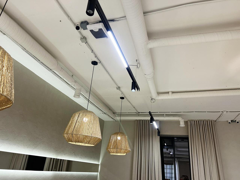 Белые воздуховоды в&nbsp;лофт-интерьере квартиры, Алматы