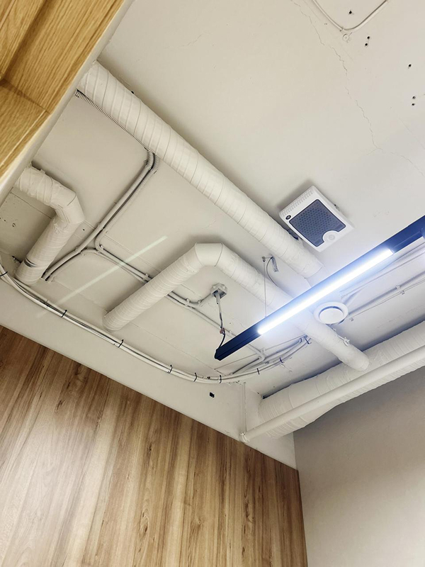 Белые воздуховоды с&nbsp;решёткой в&nbsp;квартире, Алматы