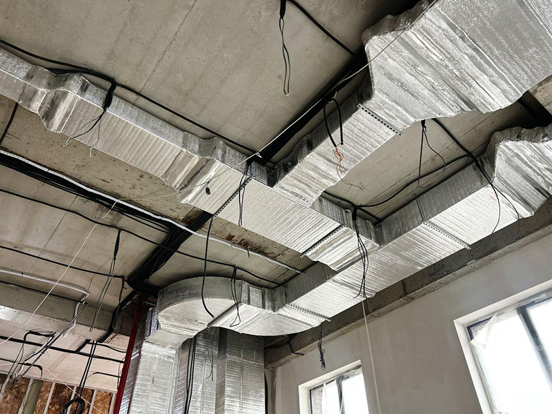 Прямоугольные воздуховоды с&nbsp;изоляцией на&nbsp;потолке квартиры, Алматы
