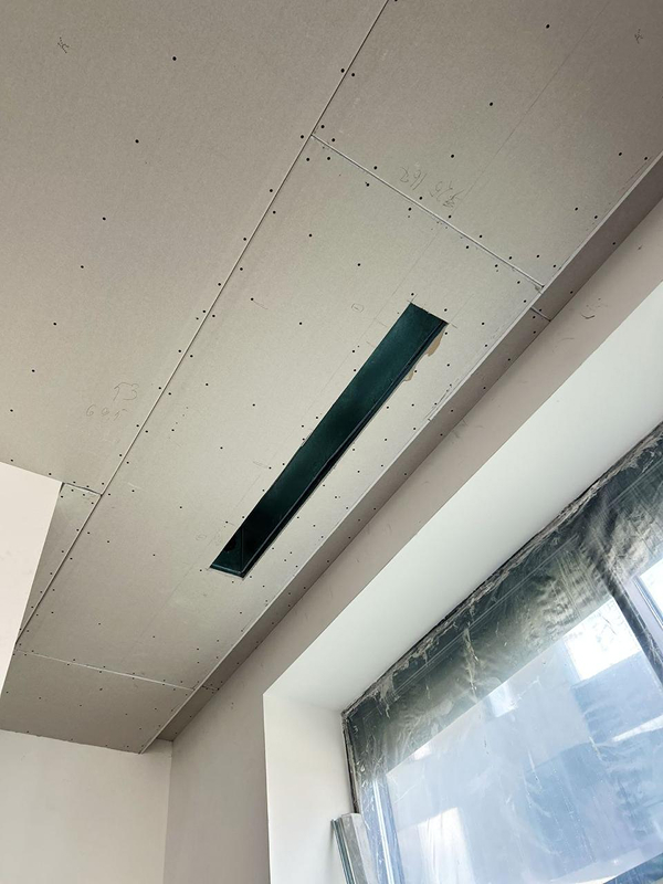Щелевой диффузор в&nbsp;гипсокартонном потолке квартиры, Алматы
