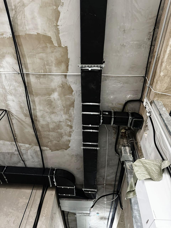 Вертикальный воздуховод на&nbsp;стене, черновой монтаж в&nbsp;квартире, Алматы