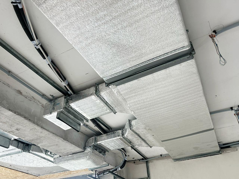 Воздуховоды с&nbsp;фольгированной изоляцией на&nbsp;потолке, Алматы
