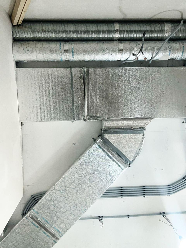 Отвод воздуховода вниз с&nbsp;изоляцией в&nbsp;клинике, Алматы