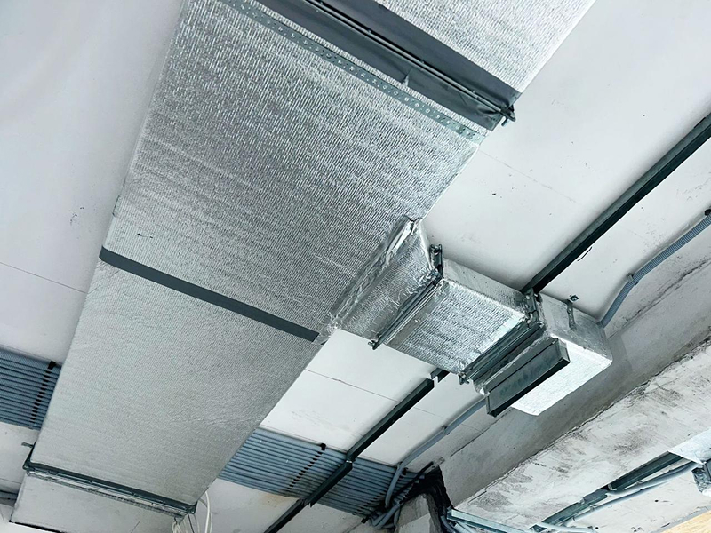 Трасса воздуховодов в&nbsp;фольгированной изоляции в&nbsp;клинике, Алматы