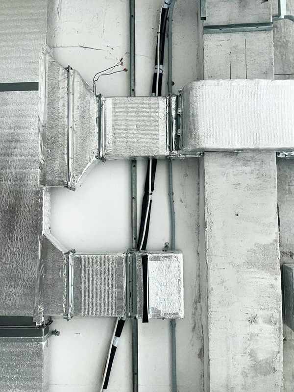 Узел тройников и&nbsp;кабели вентиляции в&nbsp;клинике, Алматы