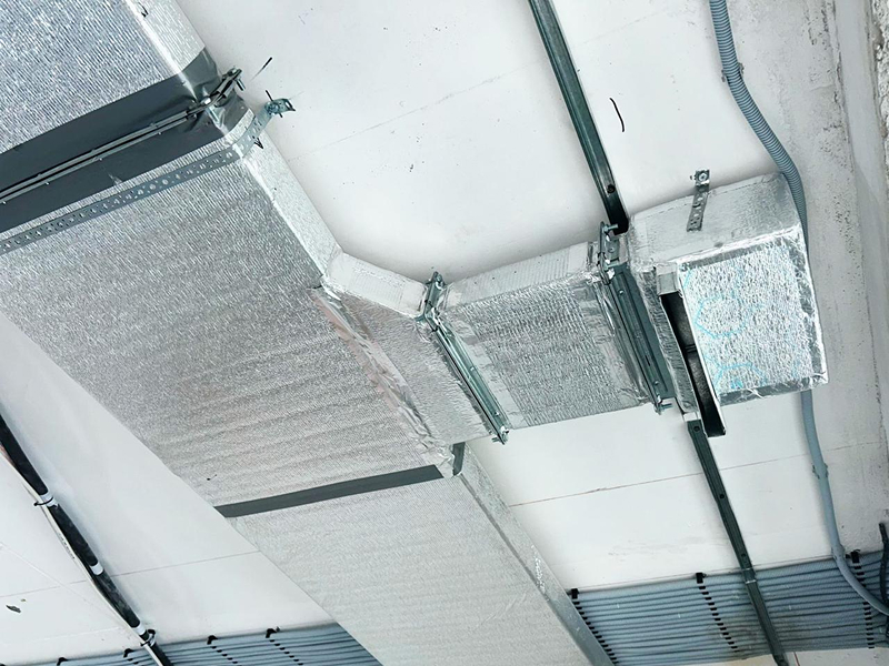 Воздуховоды с&nbsp;изоляцией под потолком клиники, Алматы