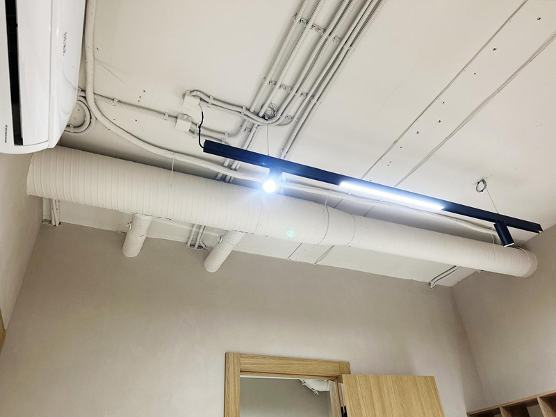 Белые воздуховоды и&nbsp;кондиционер в&nbsp;офисе, Алматы