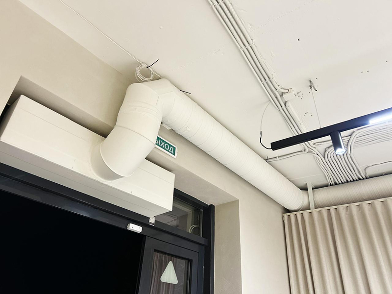 Белый воздуховод у&nbsp;входа в&nbsp;офис, Алматы