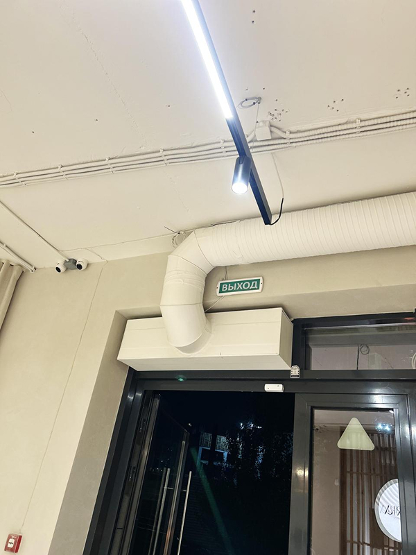 Белый воздуховод у&nbsp;выхода из&nbsp;офиса, Алматы