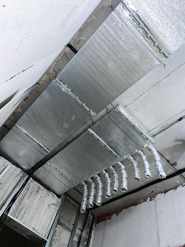 Круглые отводы воздуховодов с&nbsp;изоляцией в&nbsp;офисе, Алматы