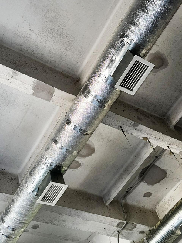 Круглые воздуховоды с&nbsp;решётками в&nbsp;офисе, Алматы