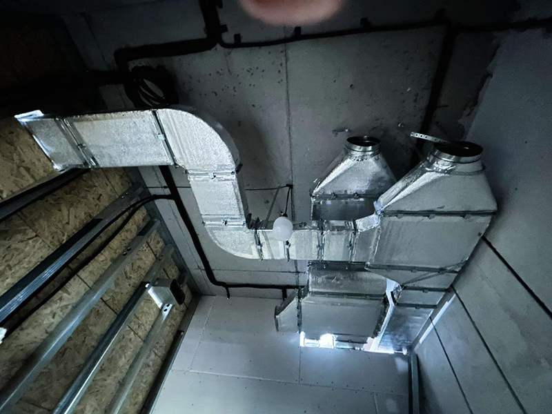 Шахта воздуховодов с&nbsp;отводами в&nbsp;офисном здании, Алматы