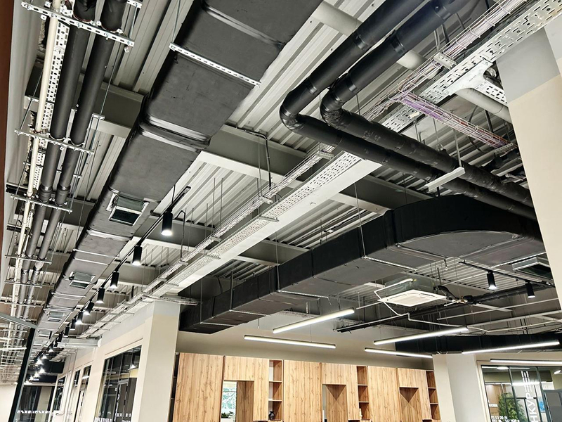 Вентиляция open space офиса с&nbsp;чёрными воздуховодами, Алматы