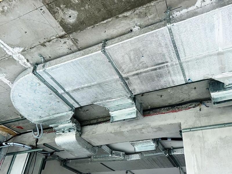 Воздуховоды с&nbsp;изоляцией на&nbsp;потолке офиса, Алматы