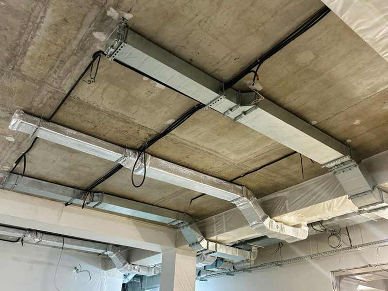 Воздуховоды на&nbsp;потолке офиса, черновой монтаж, Алматы