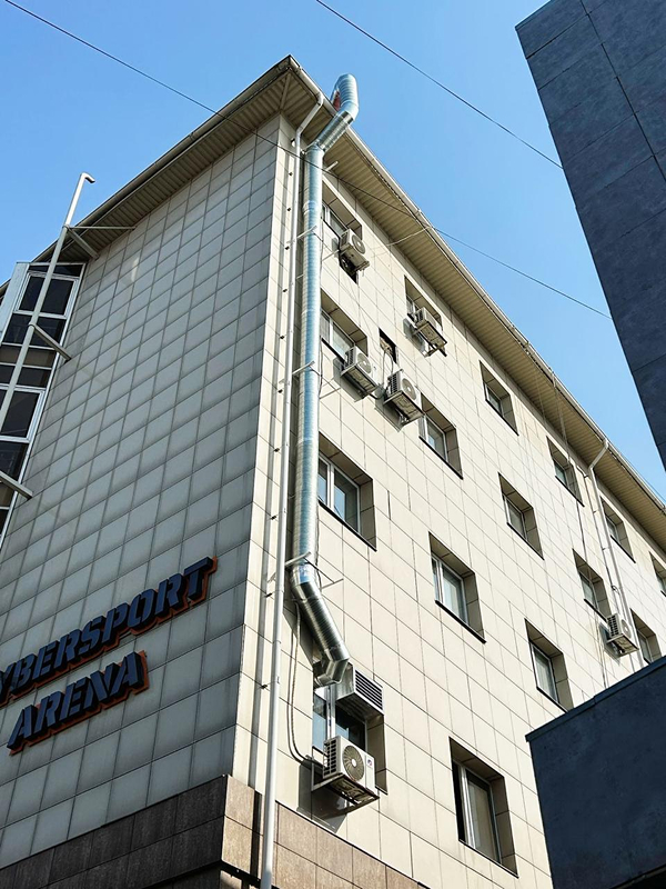 Вытяжной воздуховод на&nbsp;фасаде бизнес-центра, Алматы