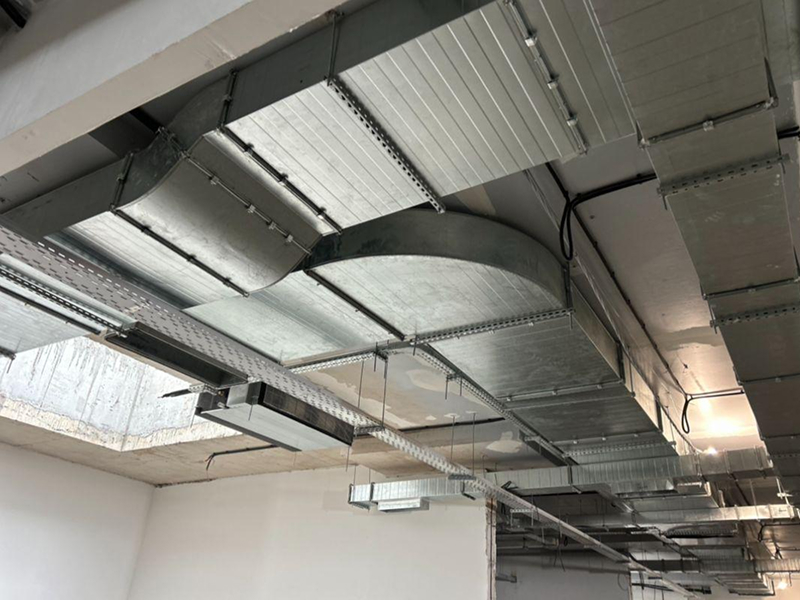 Оцинкованные воздуховоды с&nbsp;отводами в&nbsp;кафе, Алматы