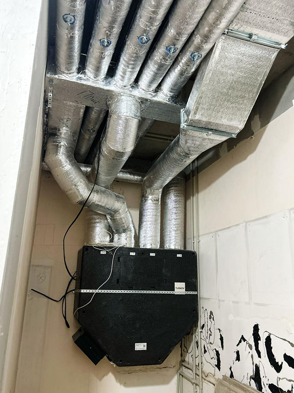 Приточная установка с&nbsp;круглыми воздуховодами в&nbsp;ресторане, Алматы