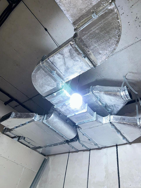 Разводка воздуховодов с&nbsp;фольгированной изоляцией в&nbsp;кафе, Алматы