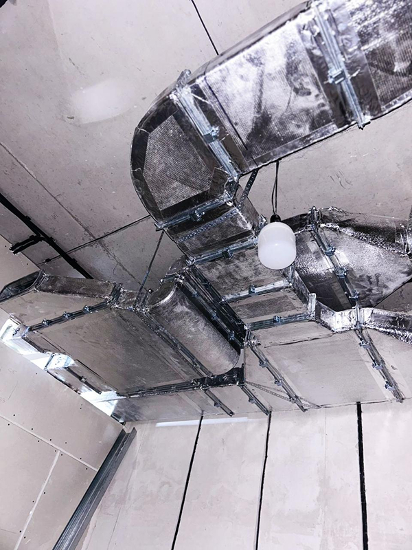 Тройники воздуховодов на&nbsp;потолке, монтаж в&nbsp;кафе, Алматы