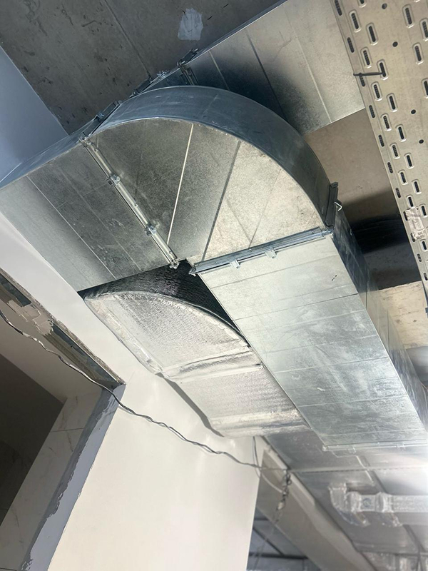 Оцинкованный отвод воздуховода на&nbsp;складе, Алматы