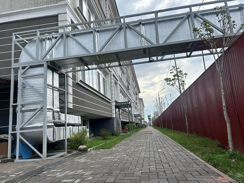 Воздуховод на&nbsp;мосту в&nbsp;промзоне, Алматы