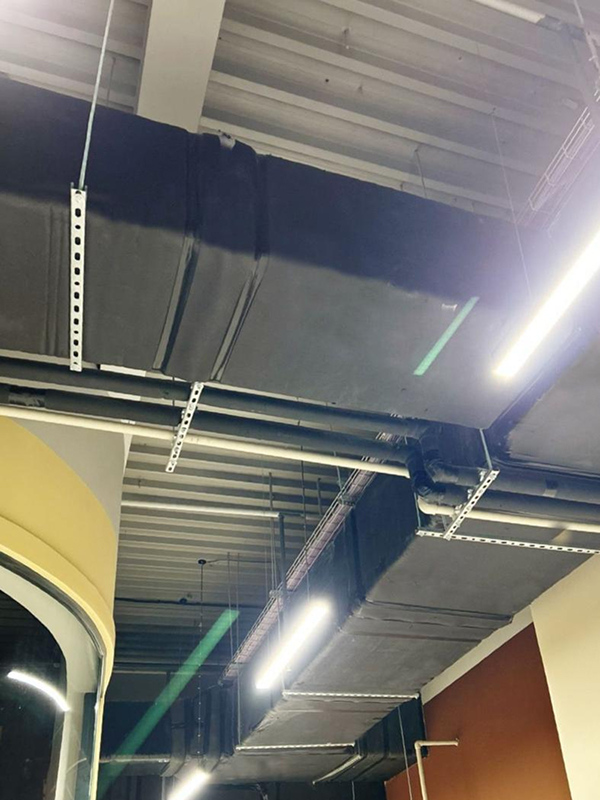 Чёрные воздуховоды у&nbsp;арки ТРЦ, Алматы