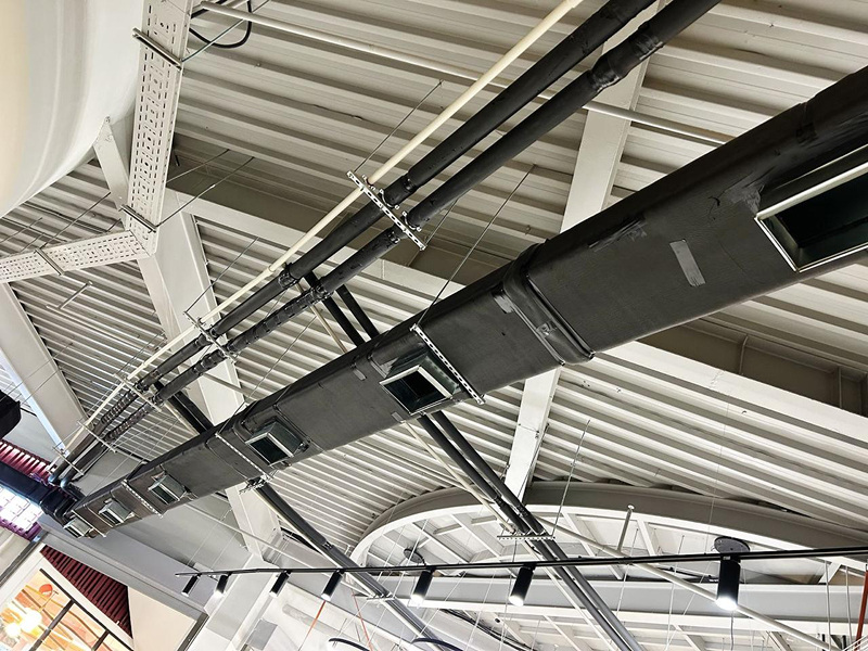 Чёрные воздуховоды с&nbsp;профлистом в&nbsp;ТРЦ, Алматы