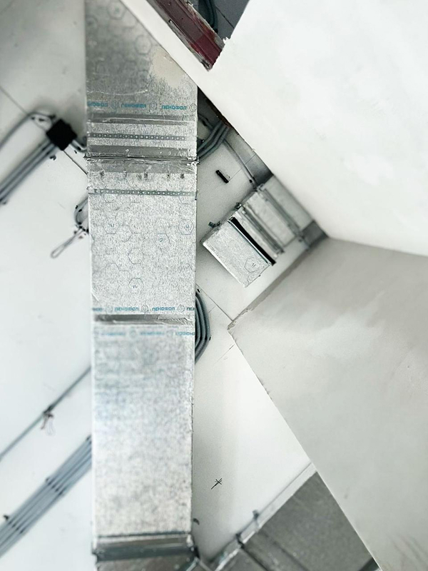 Оцинкованные воздуховоды с&nbsp;тройником в&nbsp;ТРЦ, Алматы