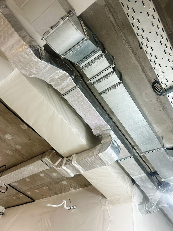 Воздуховоды на&nbsp;потолке ТРЦ, черновая отделка, Алматы